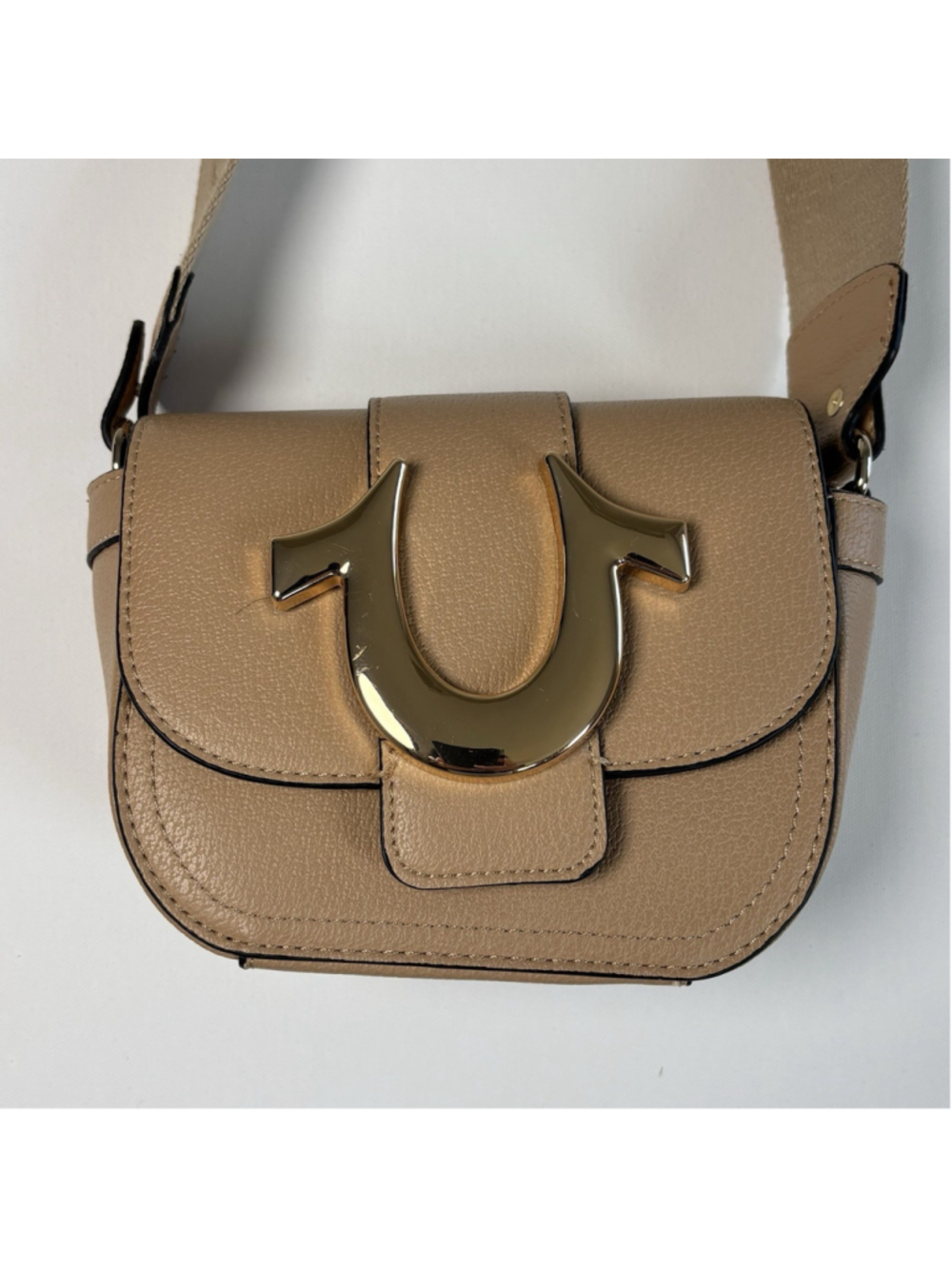 True Religion Tan Horseshoe Crossbody Bag Gold Logo Wide Webbing Strap Y2K EXC